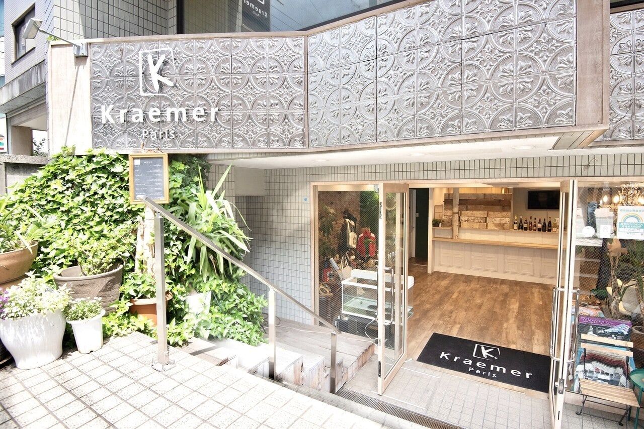 上石神井駅北口近くにあるKraemer Paris TOKYOの外観。階段を下りた先が入口