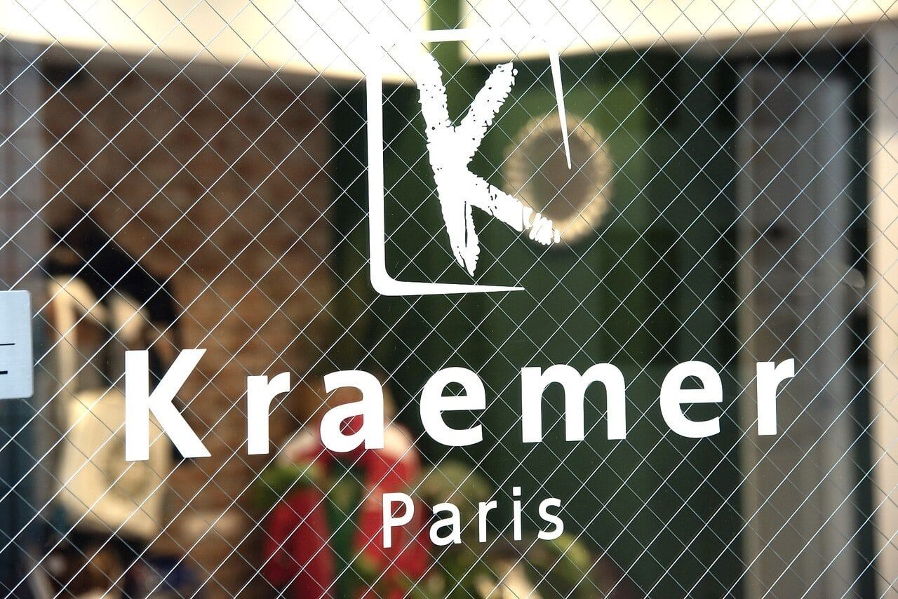 Kraemer Parisのロゴが入ったエントランスのサイン